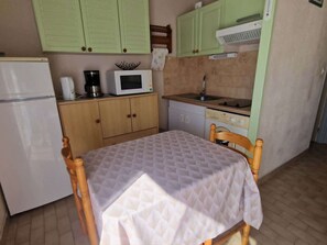 Microwave - Air-Conditioned Studio Cabin with Terrace & Pool Access in Grau d'Agde (Le Grau d'Agde)