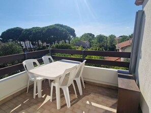 Outdoor dining - Air-Conditioned Studio Cabin with Terrace & Pool Access in Grau d'Agde (Le Grau d'Agde)
