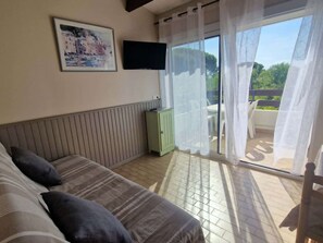 Room - Air-Conditioned Studio Cabin with Terrace & Pool Access in Grau d'Agde (Le Grau d'Agde)