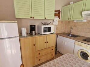 Microwave - Air-Conditioned Studio Cabin with Terrace & Pool Access in Grau d'Agde (Le Grau d'Agde)