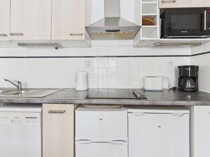 Kühlschrank, Mikrowelle, Herdplatte, Geschirrspüler