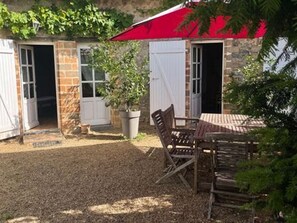 Outdoor dining - Charming Countryside Retreat with Pool, Near Solesmes Abbey (Solesmes)