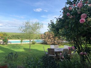 Outdoor dining - Charming Countryside Retreat with Pool, Near Solesmes Abbey (Solesmes)