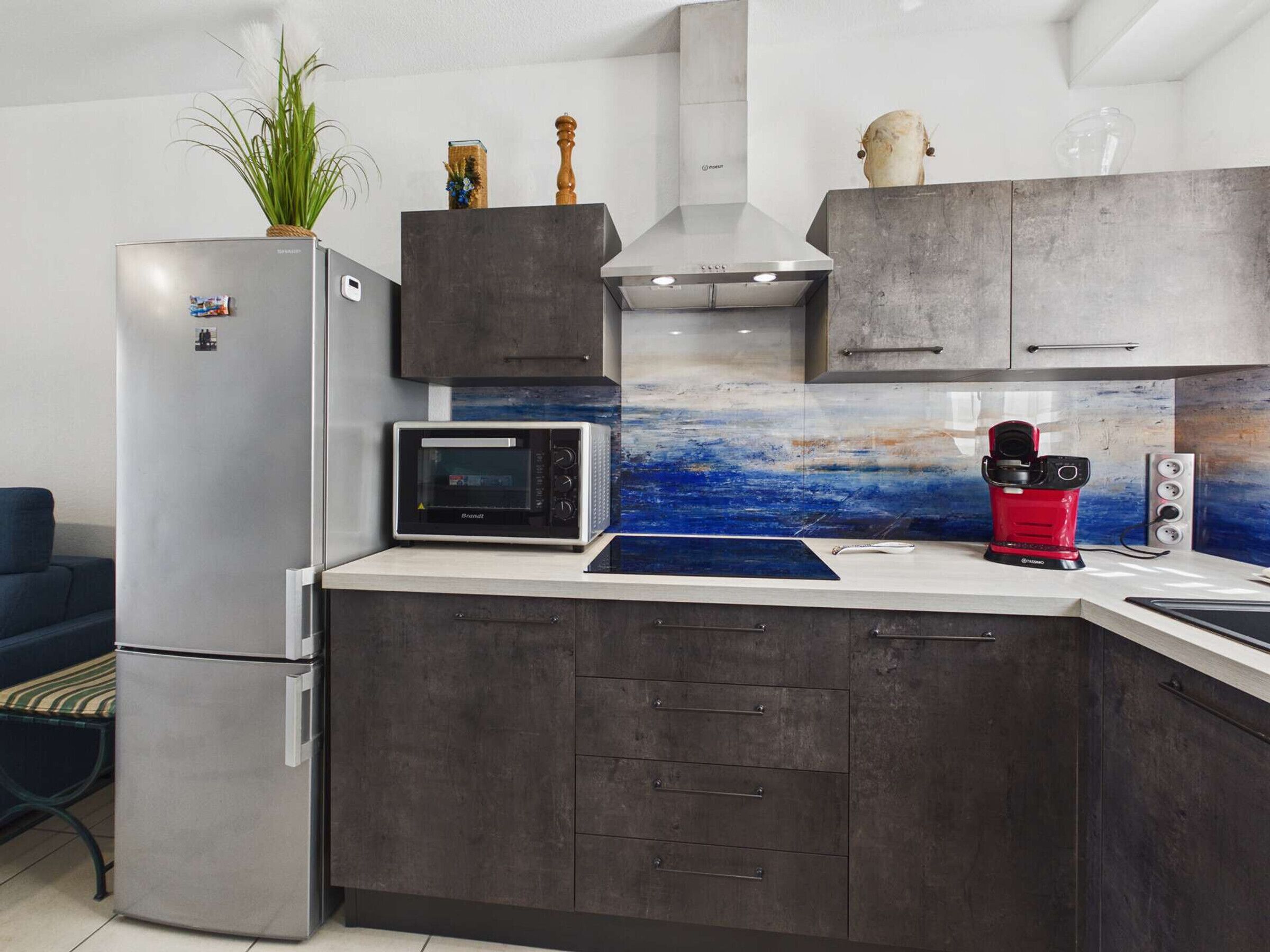 Four à micro-ondes, surface de cuisson, lave-vaisselle