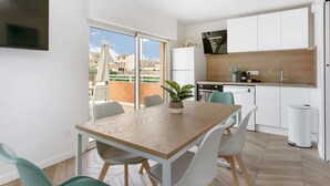 Een moderne keuken met witte kasten, een houten aanrechtblad en een ingebouwde oven.