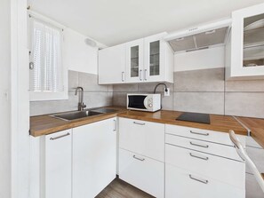 Réfrigérateur, micro-ondes, plaque de cuisson, cafetière/bouilloire