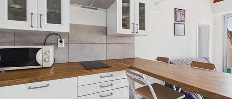 冷蔵庫、電子レンジ、コンロ、コーヒー / ティーメーカー