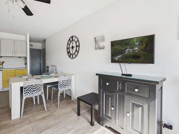 Unclassified image, 1 of 12, button