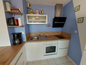 Een koelkast, een microgolfoven, een oven, een kookplaat