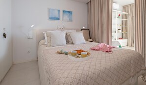 2 bedrooms, free WiFi, wheelchair access - Chic Palamós Seafront Apartment (Palamós)