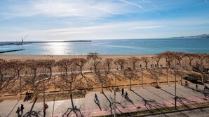 Un parc côtier doté d’une plage de sable, de sentiers pédestres et offrant une vue sur la mer.