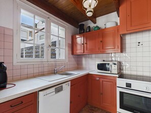 Mikrowelle, Herdplatte, Geschirrspüler, Hochstuhl