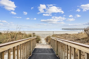 Sur la plage, chaise longue, serviettes de plage