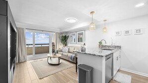 Un apartamento moderno con cocina, comedor y un balcón con vistas.