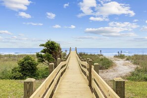 Plage, chaises longues, serviettes de plage