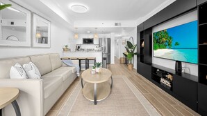 Una sala de estar moderna con un sofá, una mesa de centro y un televisor.