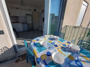 Outdoor dining - Cozy 2-Room Apartment with Terrace & Parking Near Beach and Market (Marseillan-Plage)