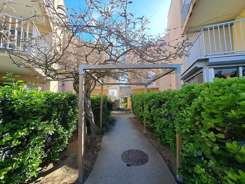 Appartement au bord de mer avec loggia, parking privé, animaux admis et équipements complets