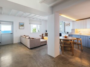 Ein modernes Interieur mit Wohnbereich, Küche und Essplatz.