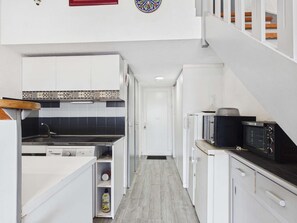 Kühlschrank, Mikrowelle, Herdplatte, Geschirrspüler
