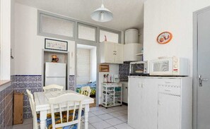 Micro-ondes, four, plaque de cuisson, cafetière/bouilloire