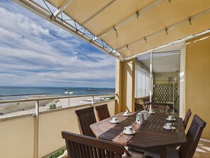 Outdoor dining - Grau d'Agde: 3-room apartment with terraces 20m from the beach (Le Grau d'Agde)