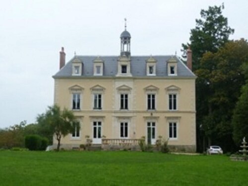 Stunning 19th-Century Chateau with Spacious Rooms, Private Park, Wifi & Local Breakfast