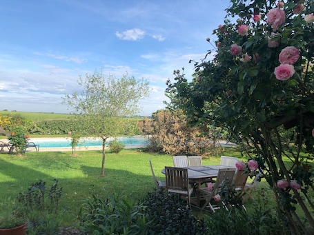 Restauration extérieure. Charmant logement avec piscine et table d'hôtes, proche de Solesmes et de l'abbaye.