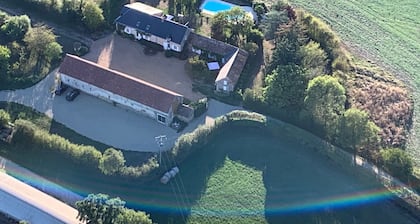 Charmantes chambres d'hĂŽtes avec piscine et coin cuisine prĂšs de l'abbaye de Solesmes