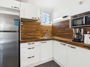 Een koelkast, een microgolfoven, een kookplaat