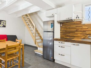 Kühlschrank, Mikrowelle, Herdplatte, Wasserkocher mit Kaffee-/Teezubehör