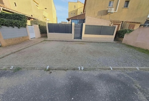 Property grounds - Cozy 2-Bedroom Home with Terrace, BBQ, and Private Parking in Marseillan (Marseillan-Plage)