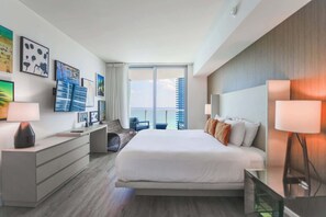 1 bedroom, desk, iron/ironing board, WiFi - Luxury Stay on the Beachfront (Hollywood)