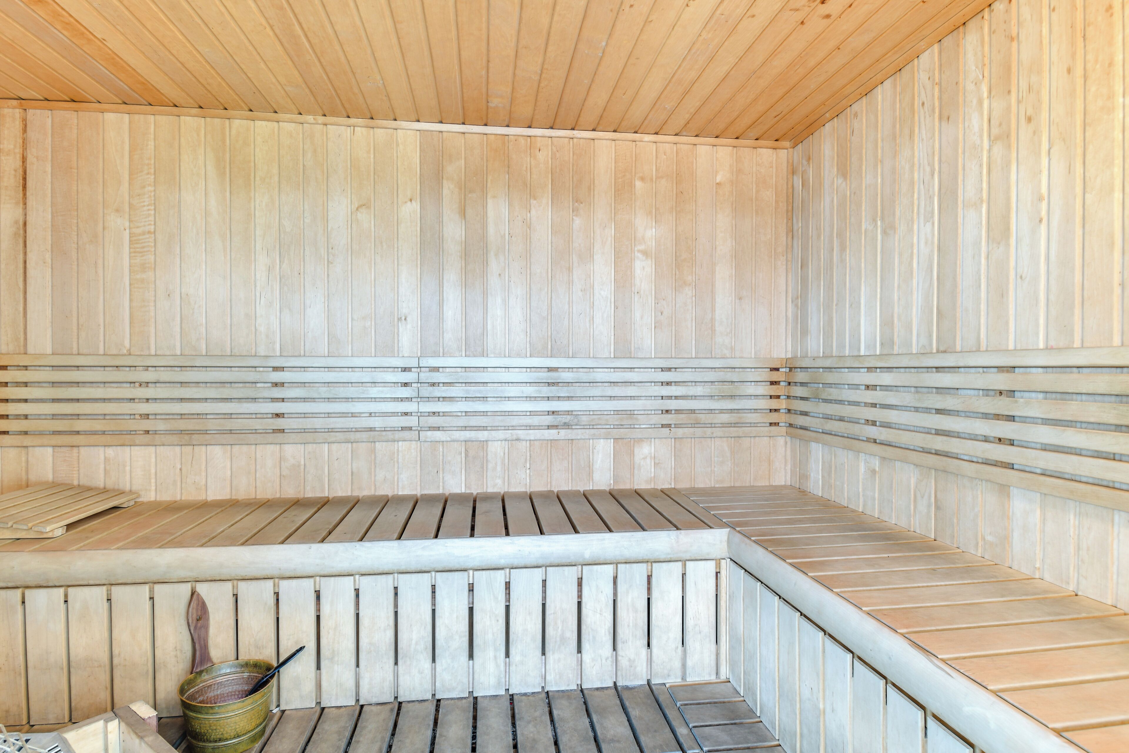 Een sauna met houten wanden en banken.