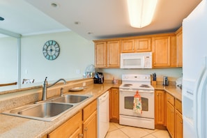 Apartment (2 Bedrooms) | Interior - Gulf Shores Beachfront Condo w/ Community Pool! (Gulf Shores)