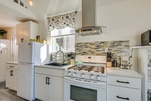 Interior - Cozy Springfield Studio ~ 7 Mi to Downtown Eugene (Springfield)