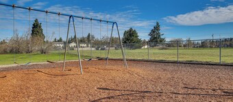 Cozy Springfield Studio ~ 7 Mi to Downtown Eugene