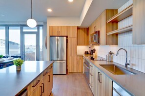 Fridge, microwave, oven, stovetop - Modern Clarendon Apt Close to Metro (Arlington)