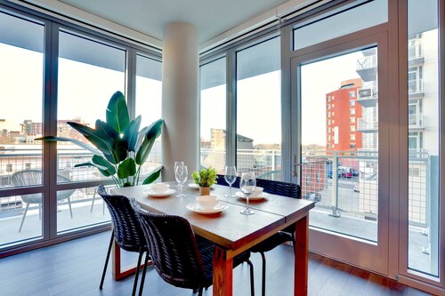 Modern Clarendon Apt Close to Metro