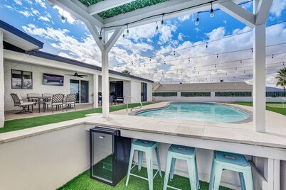 Sunny Arizona Oasis w/ Views - 2 Mi to Lake Havasu