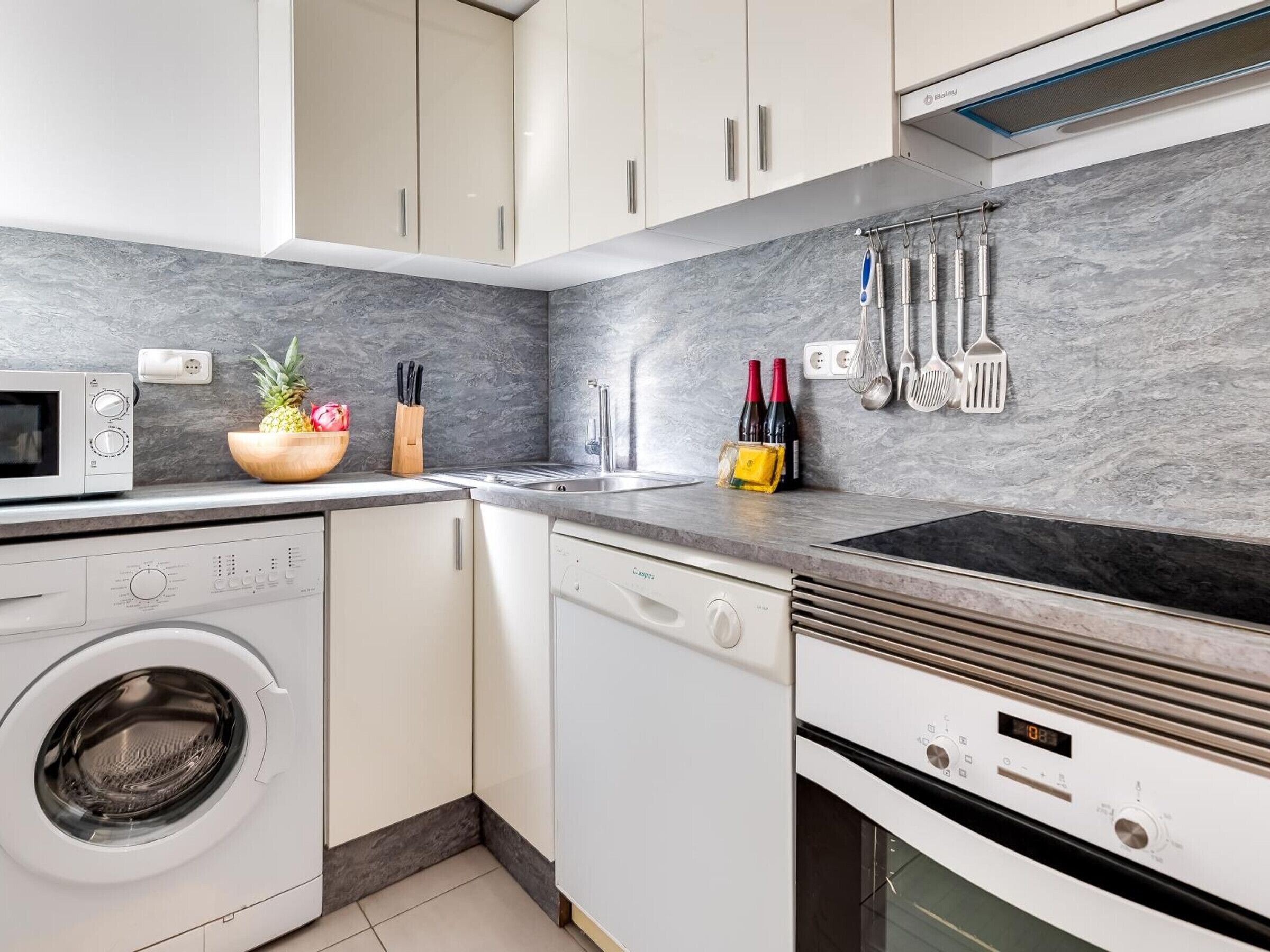 Réfrigérateur, micro-ondes, four, lave-vaisselle