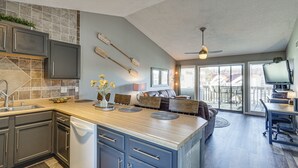 Una cocina amplia con una isla grande, electrodomésticos integrados y un comedor con vistas.