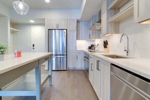 ثلاجة، ميكروويف، فرن، موقد طهي مسطح