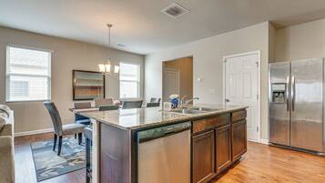 House (5 Bedrooms) | Interior