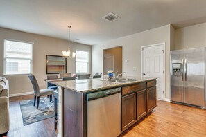 House (5 Bedrooms) | Interior