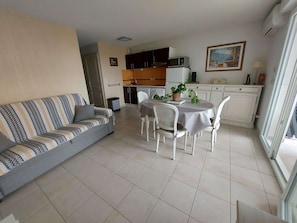 TV - Charming 2-Room Cabin Apartment, 50m from Beach, A/C, Parking (Marseillan-Plage)