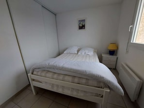 1 bedroom - Charming 2-Room Cabin Apartment, 50m from Beach, A/C, Parking (Marseillan-Plage)