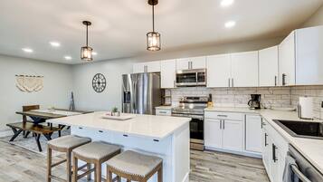 House (6 Bedrooms) | Interior