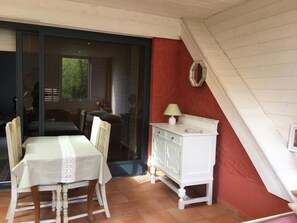 Dining - Peaceful Retreat in Two Hectare Park with Pool, Near Forest and Attractions (Dureil)