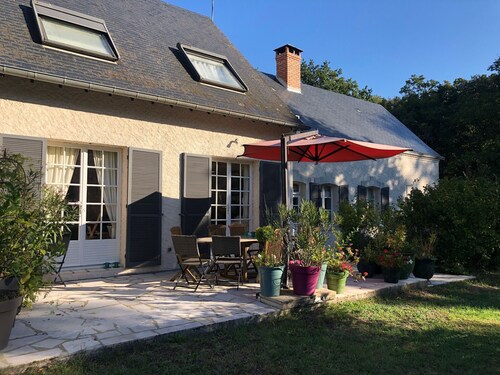 Maison familiale au cœur d'une forêt centenaire avec piscine et proche du Zoo de la Flèche